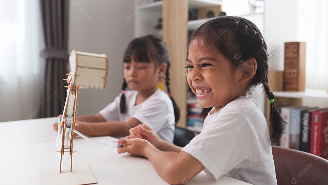 Estudantes asiáticos aprendem em casa com brinquedos para conceitos infantis