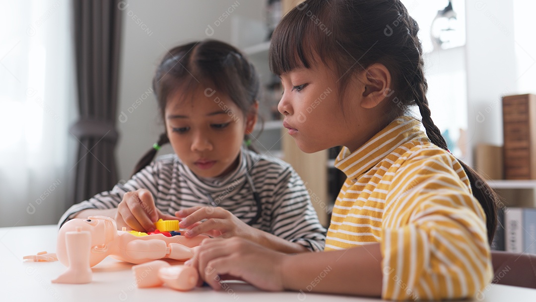 Duas crianças asiática brincando de montar corpo humano