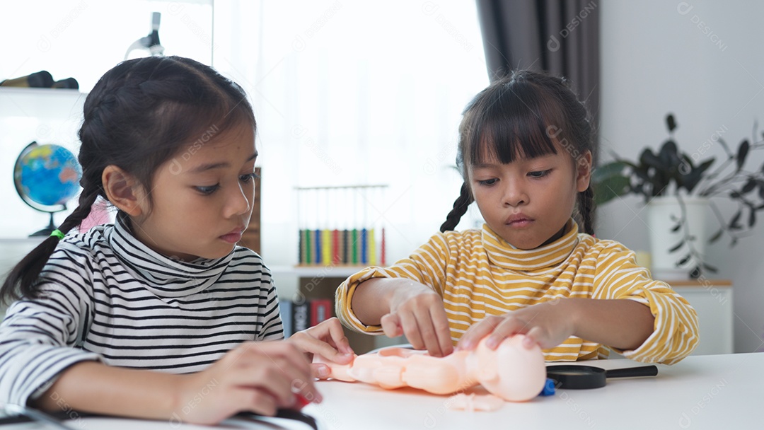 Duas crianças asiática brincando de montar corpo humano