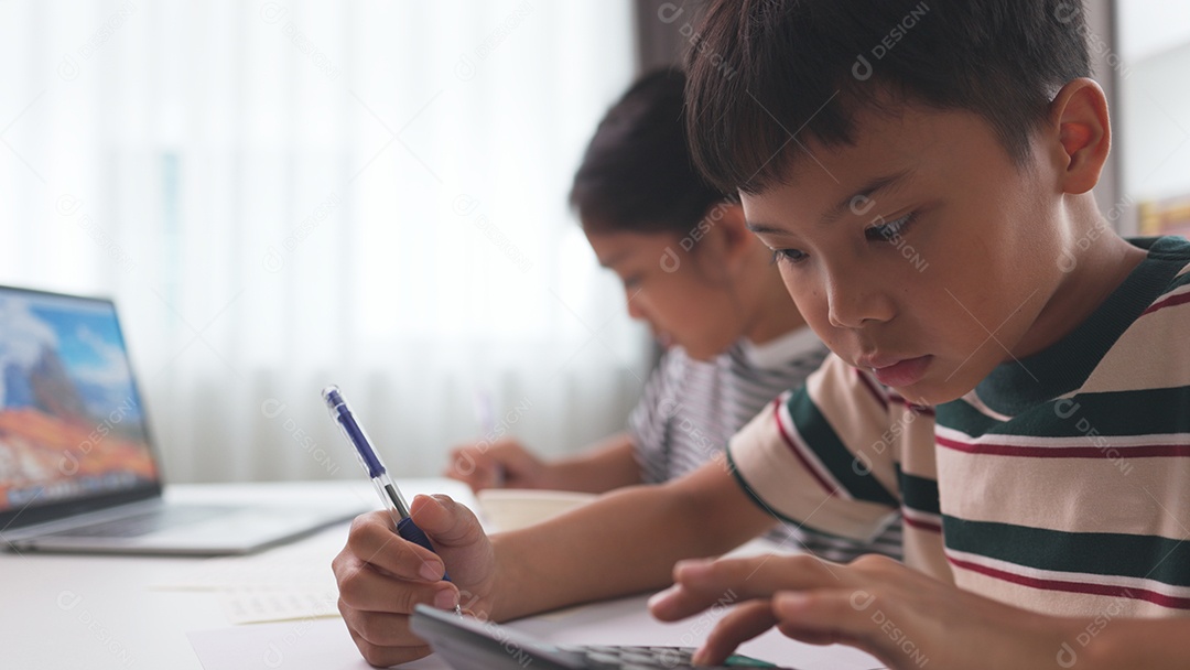 Duas crianças fazendo tarefa de casa concentrado