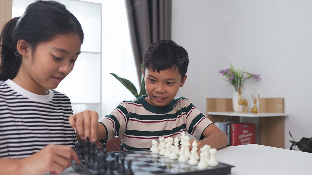 Crianças felizes jogando xadrez