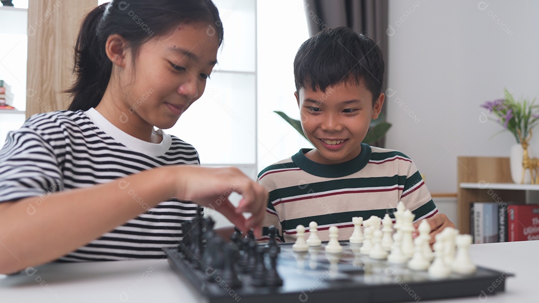 Crianças felizes jogando xadrez