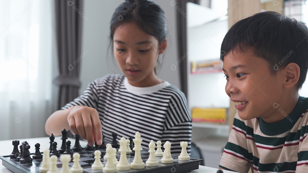 Crianças disputando no jogo de dama