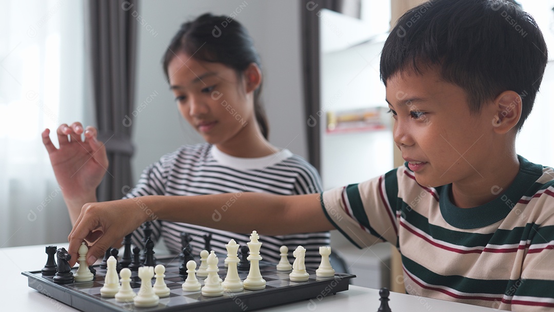 Crianças disputando no jogo de dama