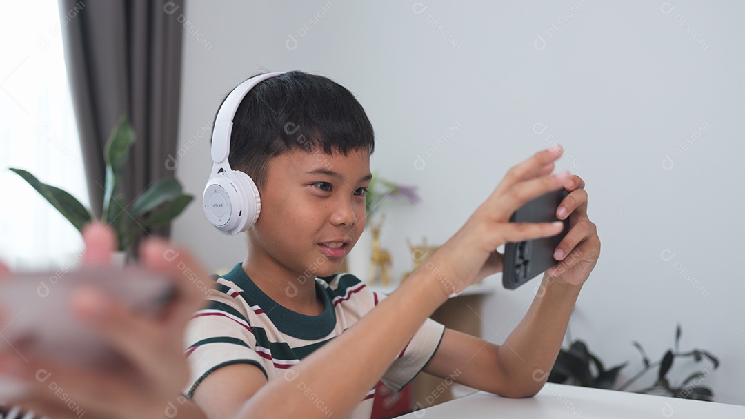 Menino jogando ao lado da sua irmã