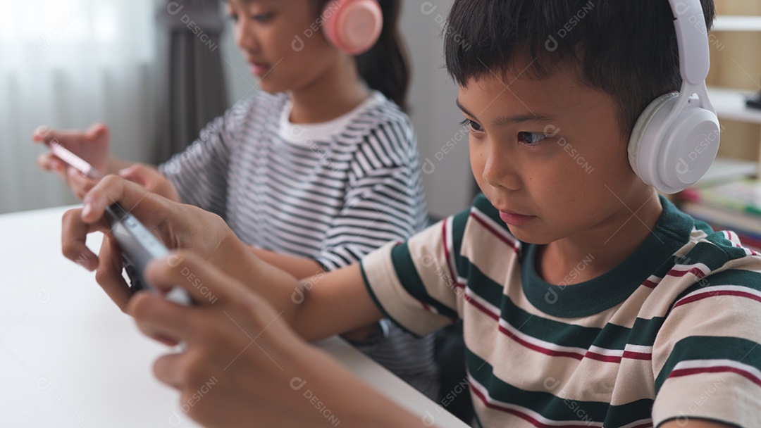 Garoto jogando com sua irmã ao lado