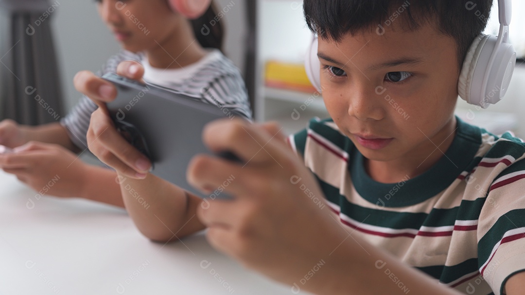 Garoto jogando com sua irmã ao lado