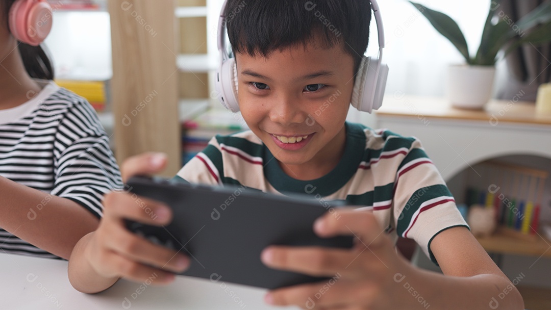 Garoto jogando com sua irmã ao lado