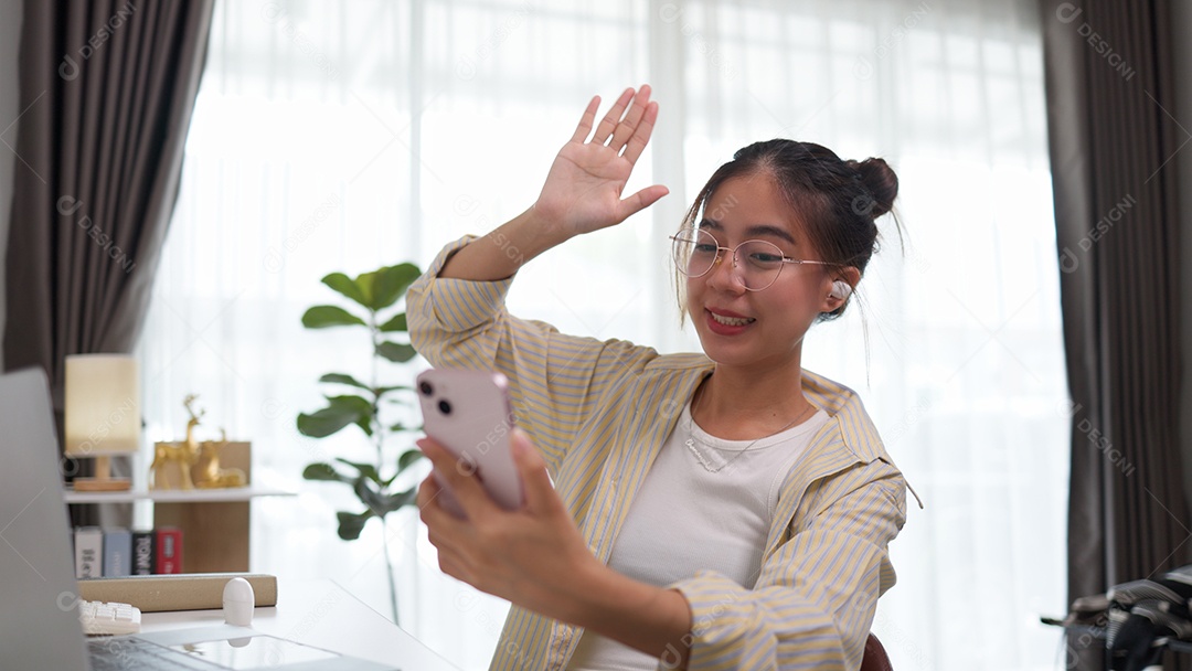 Jovem usando seu celular para conversar com amigos por meio de videochamadas