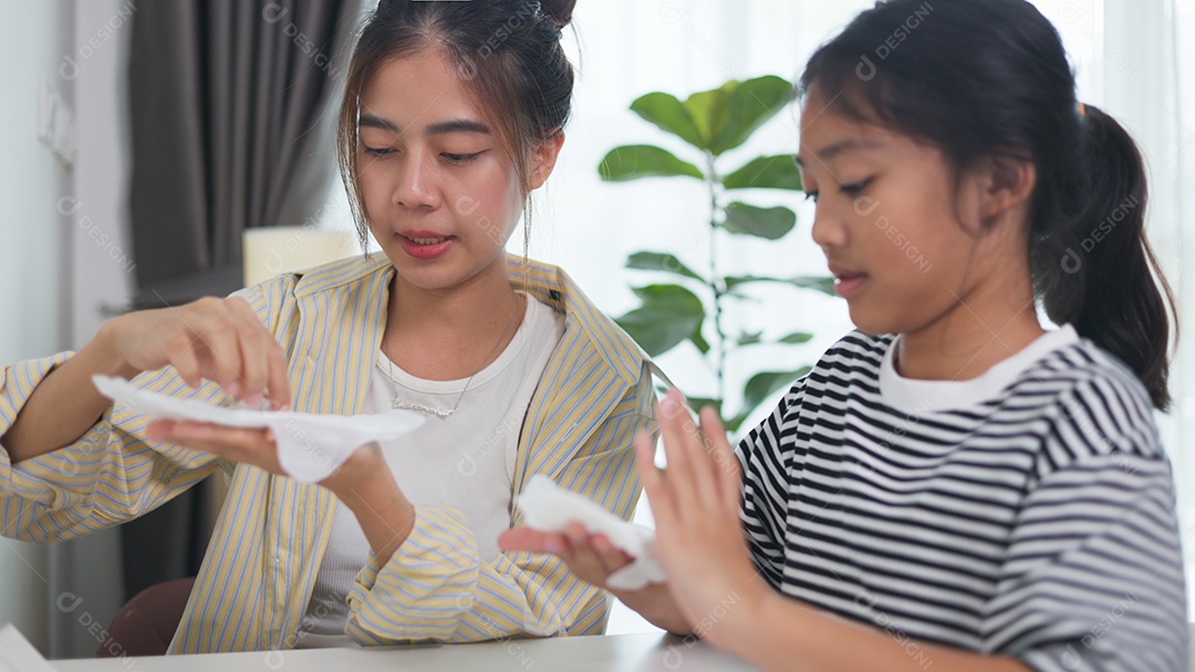 Jovem e irmãs estudam como usar absorventes higiênicos
