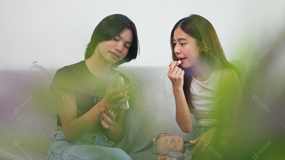 Garota e amiga LGBTQ gostam de diferentes looks e tons ousados ​​de batom