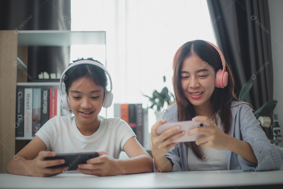 Irmãs felizes jogando videogame juntas