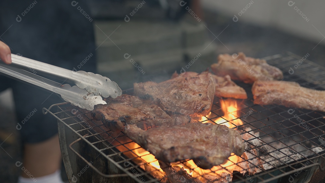 Fatias de carne na churrasqueira assando