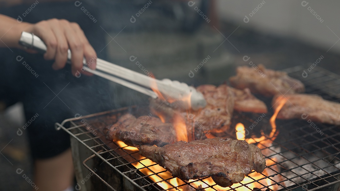 Carne assada sobre churrasqueira