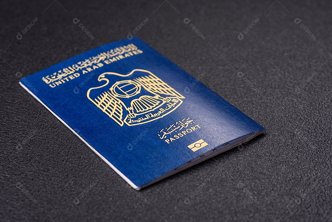 Passaporte internacional de papel físico de um cidadão dos Emirados Árabes Unidos sobre um fundo escuro de concreto