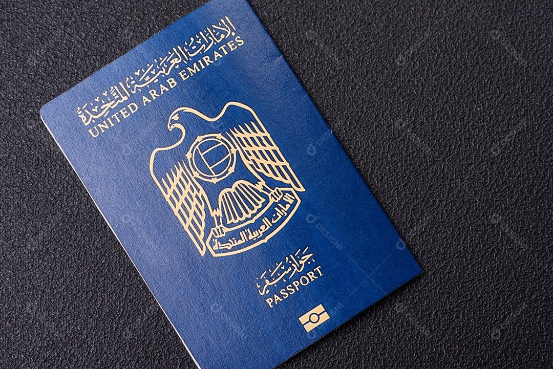 Passaporte internacional de papel físico de um cidadão dos Emirados Árabes Unidos sobre um fundo escuro de concreto