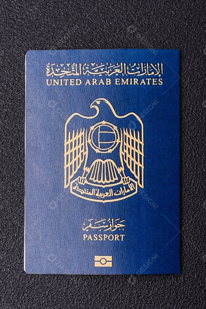 Passaporte internacional de papel físico de um cidadão dos Emirados Árabes Unidos sobre um fundo escuro de concreto