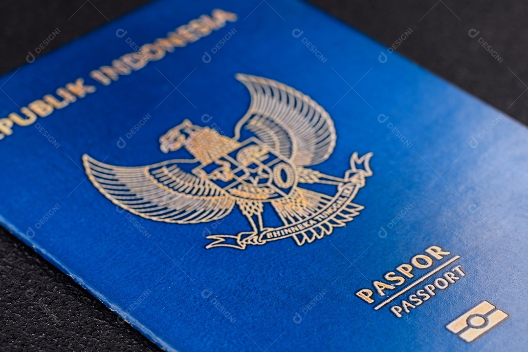 Passaporte internacional de papel físico de cidadão indonésio sobre fundo escuro de concreto