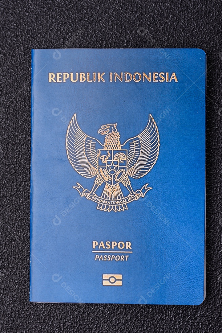 Passaporte internacional de papel físico de cidadão indonésio sobre fundo escuro de concreto