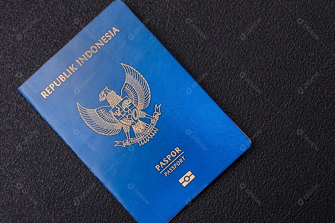 Passaporte internacional de papel físico de cidadão indonésio sobre fundo escuro de concreto