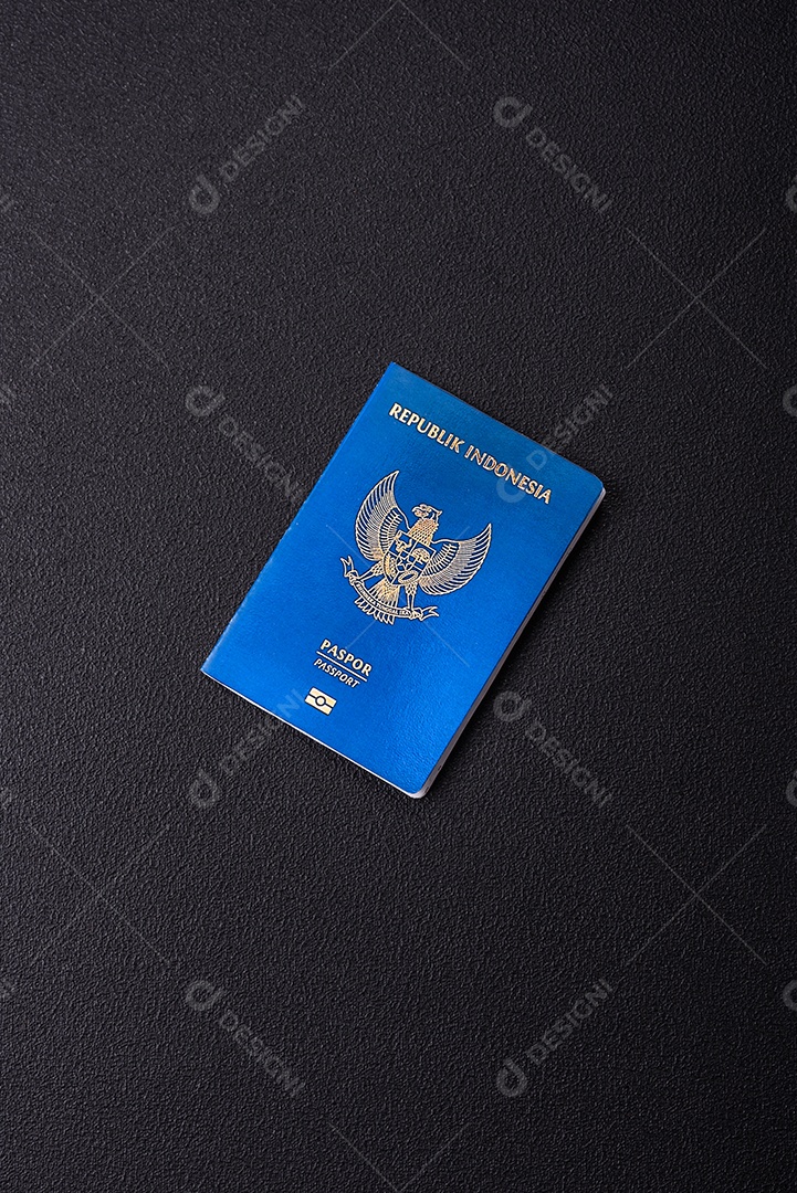 Passaporte internacional de papel físico de cidadão indonésio sobre fundo escuro de concreto