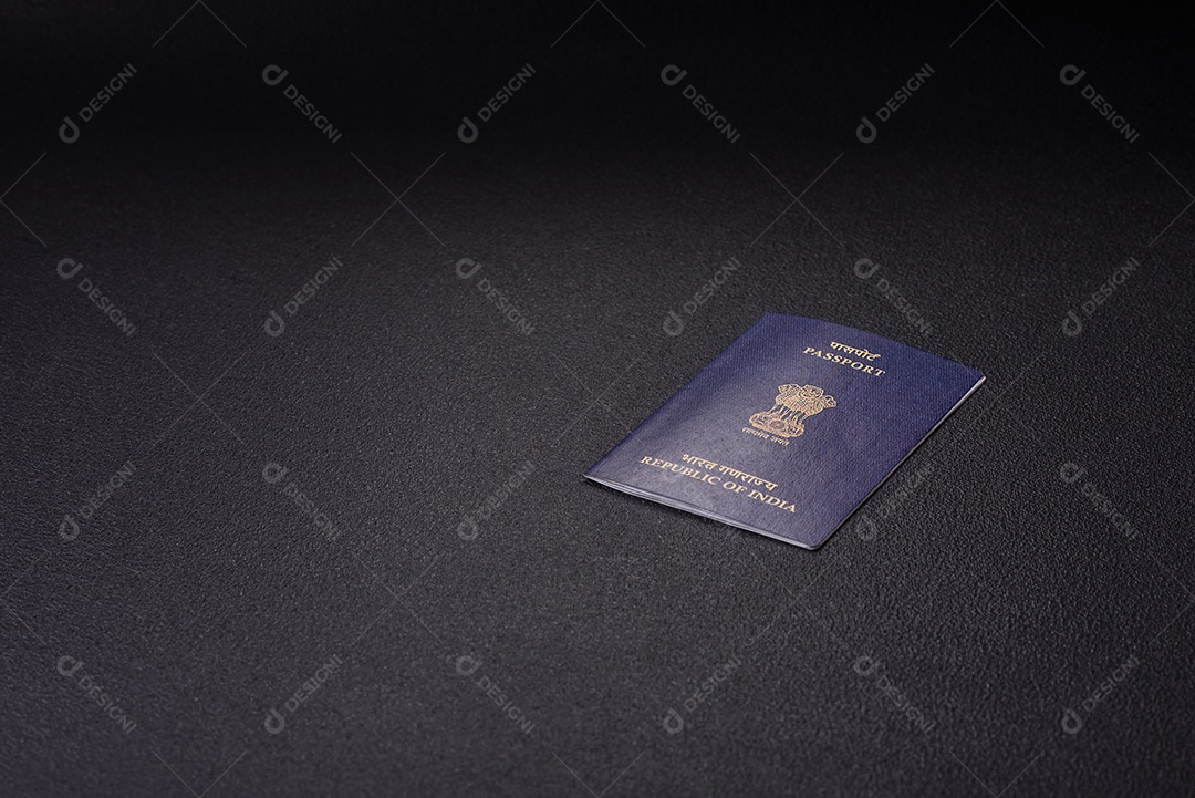 Passaporte internacional de papel físico de cidadão indiano em fundo escuro de concreto