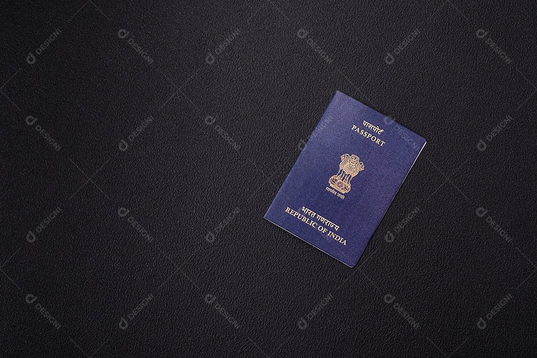 Passaporte internacional de papel físico de cidadão indiano em fundo escuro de concreto