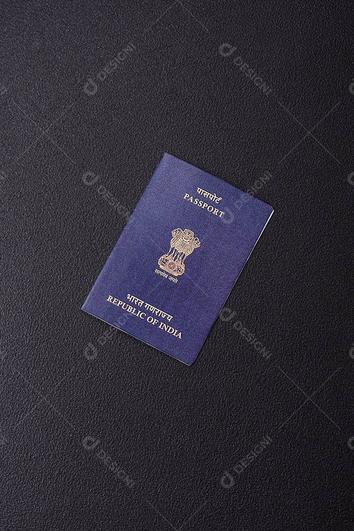 Passaporte internacional de papel físico de cidadão indiano em fundo escuro de concreto