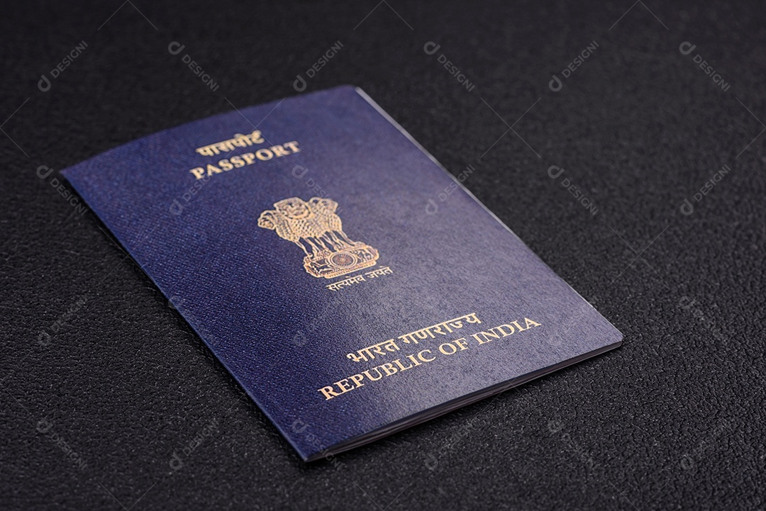 Passaporte internacional de papel físico de cidadão indiano em fundo escuro de concreto