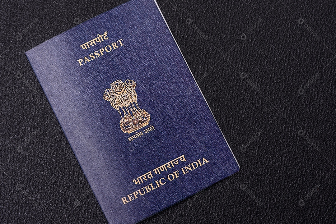 Passaporte internacional de papel físico de cidadão indiano em fundo escuro de concreto