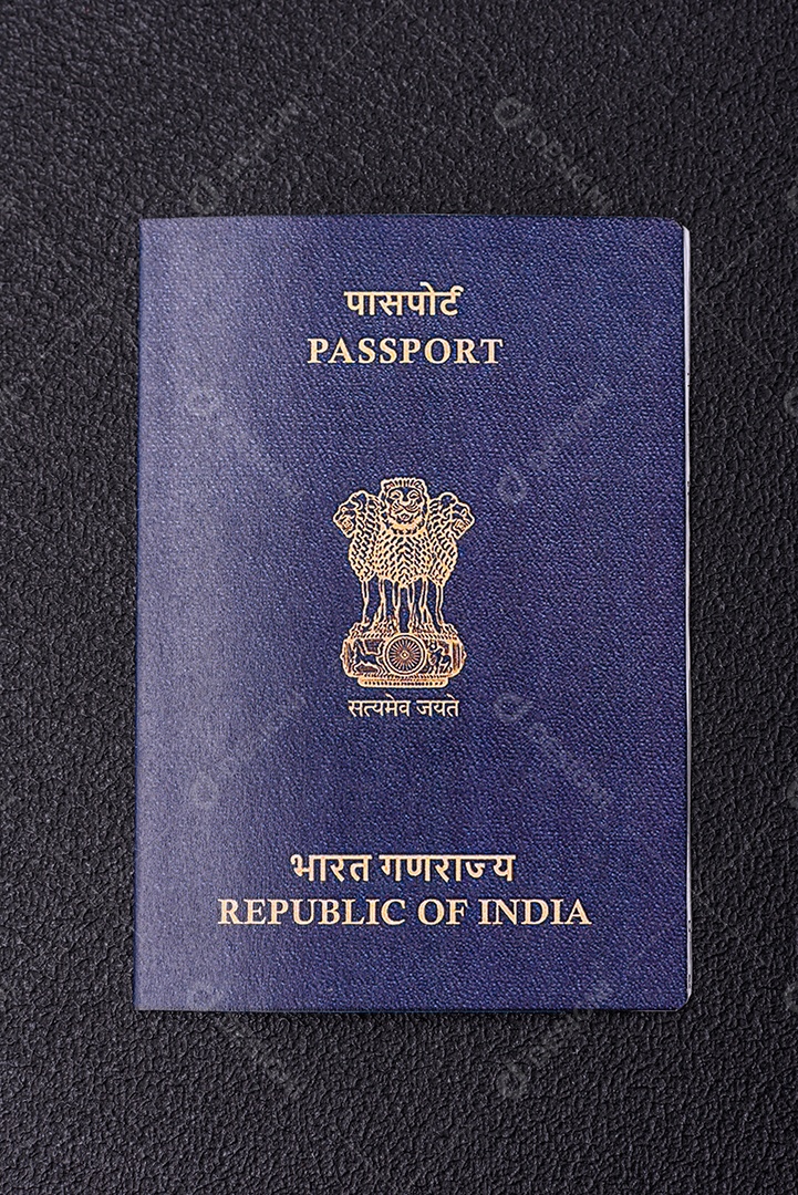 Passaporte internacional de papel físico de cidadão indiano em fundo escuro de concreto