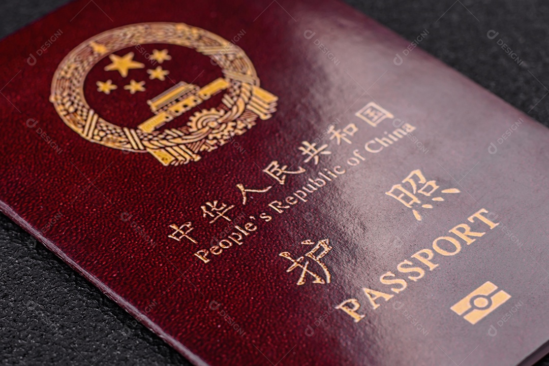 Passaporte internacional de papel físico de cidadão paquistanês sobre fundo escuro de concreto