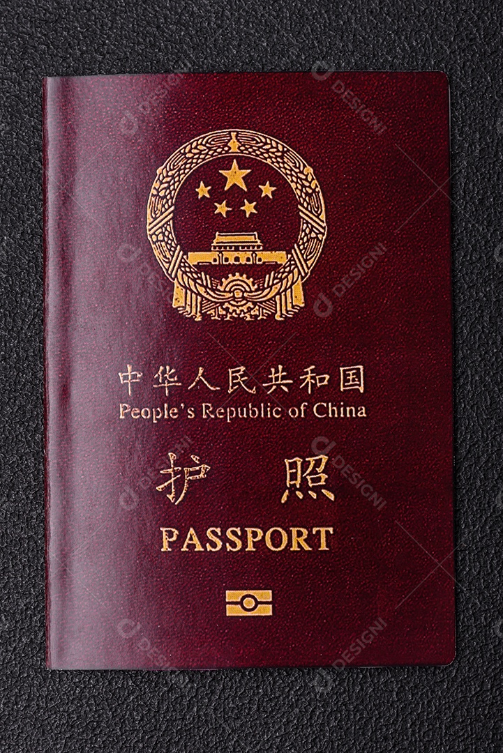 Passaporte internacional de papel físico de cidadão paquistanês sobre fundo escuro de concreto