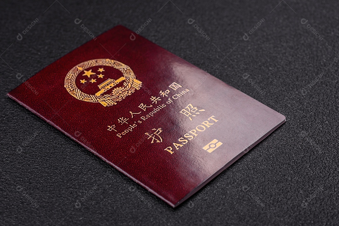 Passaporte internacional de papel físico de cidadão paquistanês sobre fundo escuro de concreto