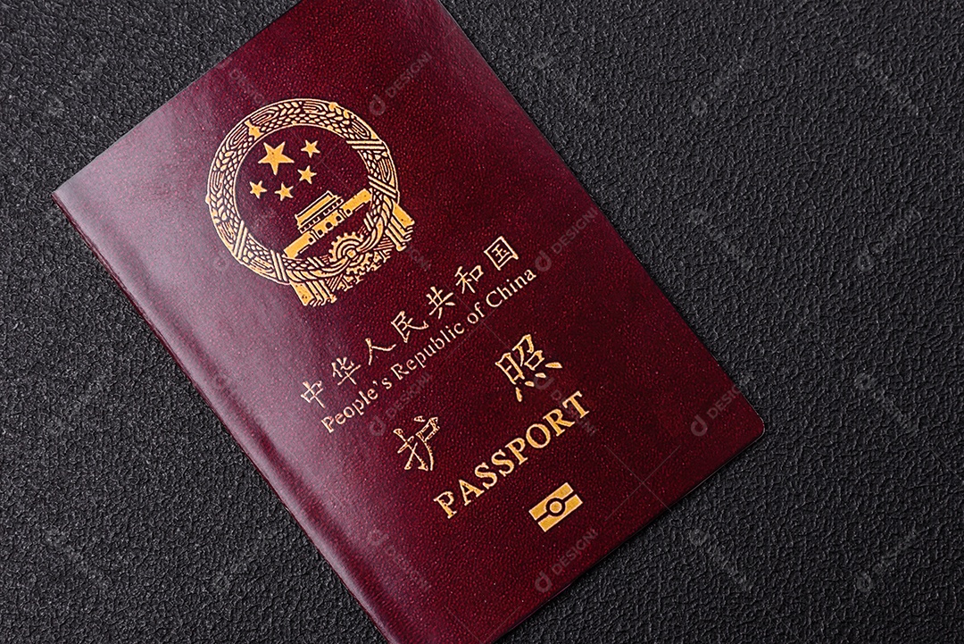 Passaporte internacional de papel físico de cidadão paquistanês sobre fundo escuro de concreto