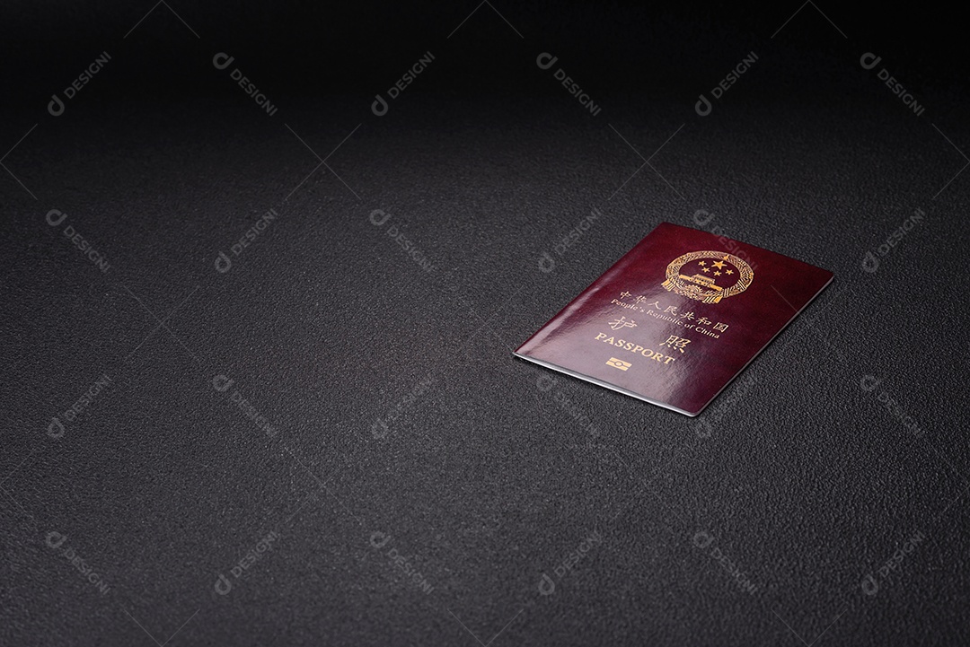 Passaporte internacional de papel físico de cidadão paquistanês sobre fundo escuro de concreto