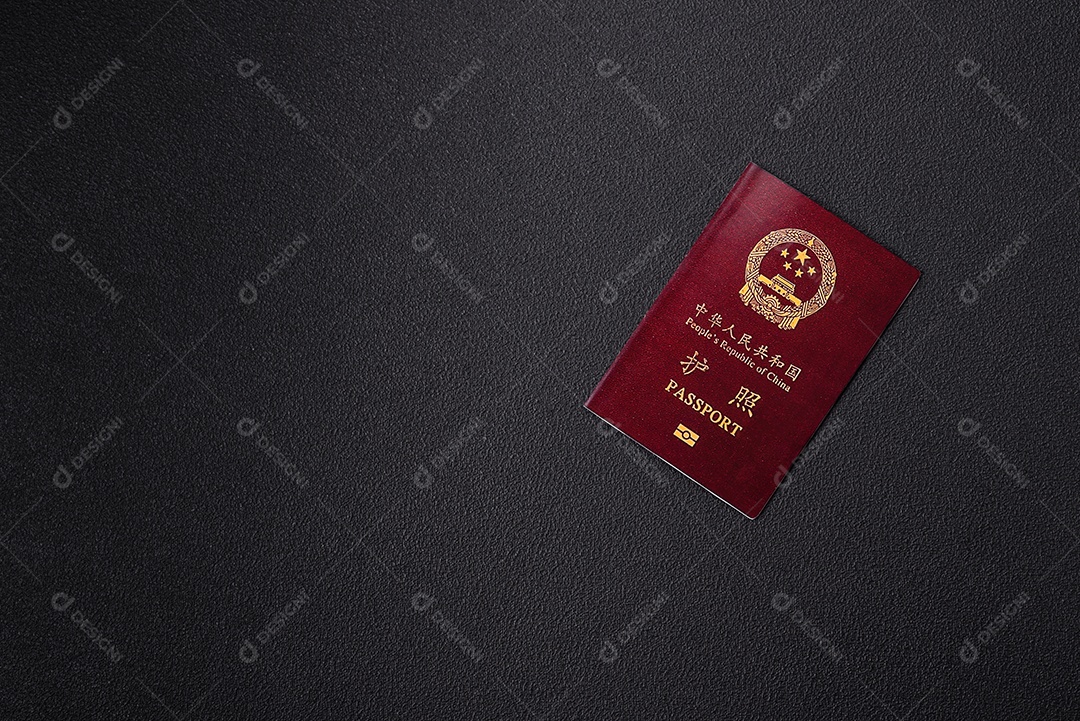 Passaporte internacional de papel físico de cidadão paquistanês sobre fundo escuro de concreto