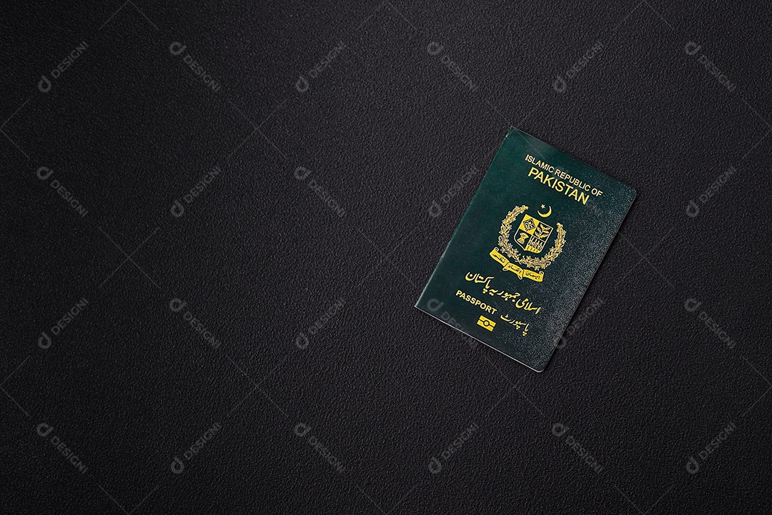 Passaporte internacional de papel físico de cidadão paquistanês sobre fundo escuro de concreto