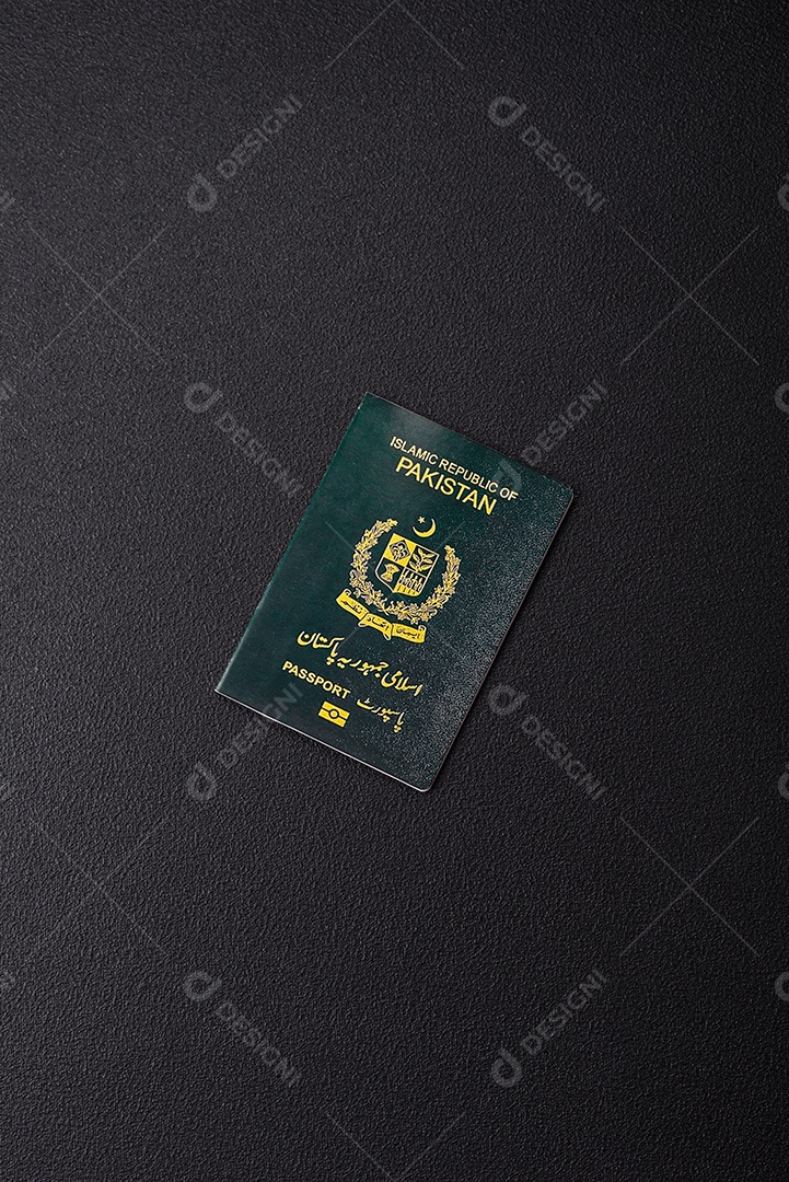 Passaporte internacional de papel físico de cidadão paquistanês sobre fundo escuro de concreto
