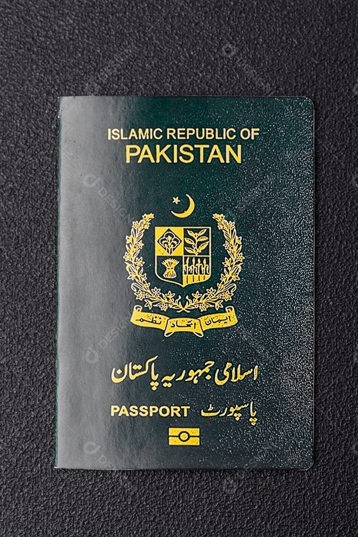 Passaporte internacional de papel físico de cidadão paquistanês sobre fundo escuro de concreto