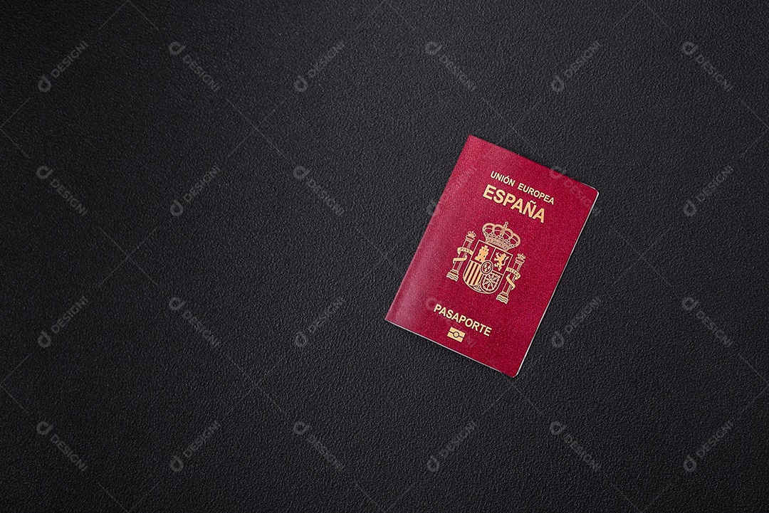 Passaporte internacional em papel físico de um cidadão espanhol sobre um fundo escuro de concreto