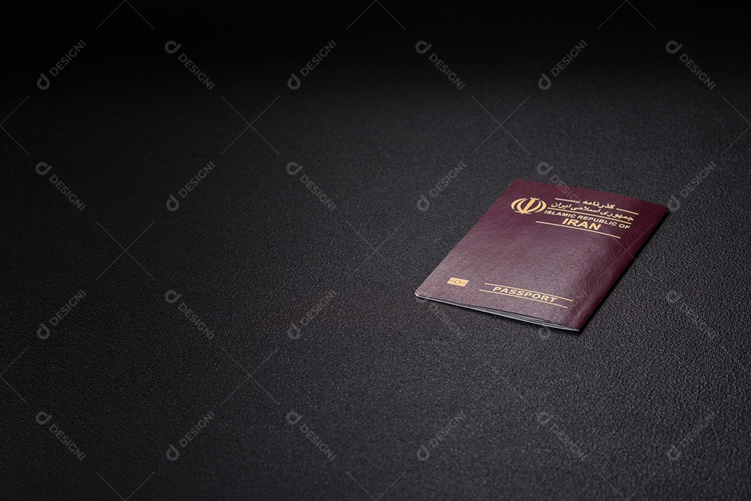 Passaporte internacional de papel físico de cidadão iraniano em fundo escuro de concreto