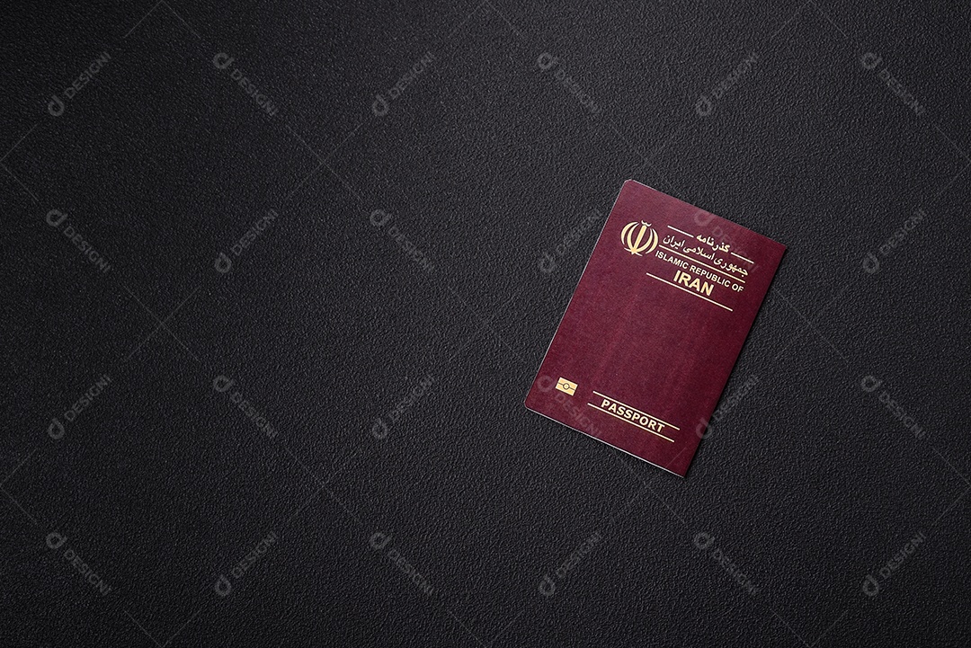 Passaporte internacional de papel físico de cidadão iraniano em fundo escuro de concreto