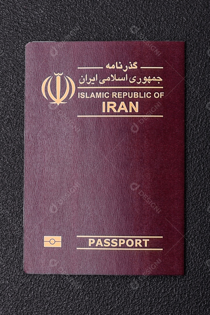 Passaporte internacional de papel físico de cidadão iraniano em fundo escuro de concreto