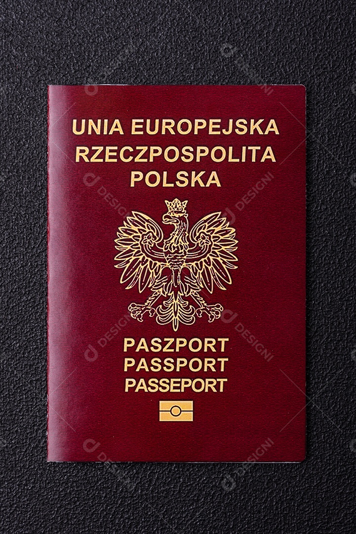 Passaporte internacional de papel físico de um cidadão polaco sobre um fundo escuro de concreto