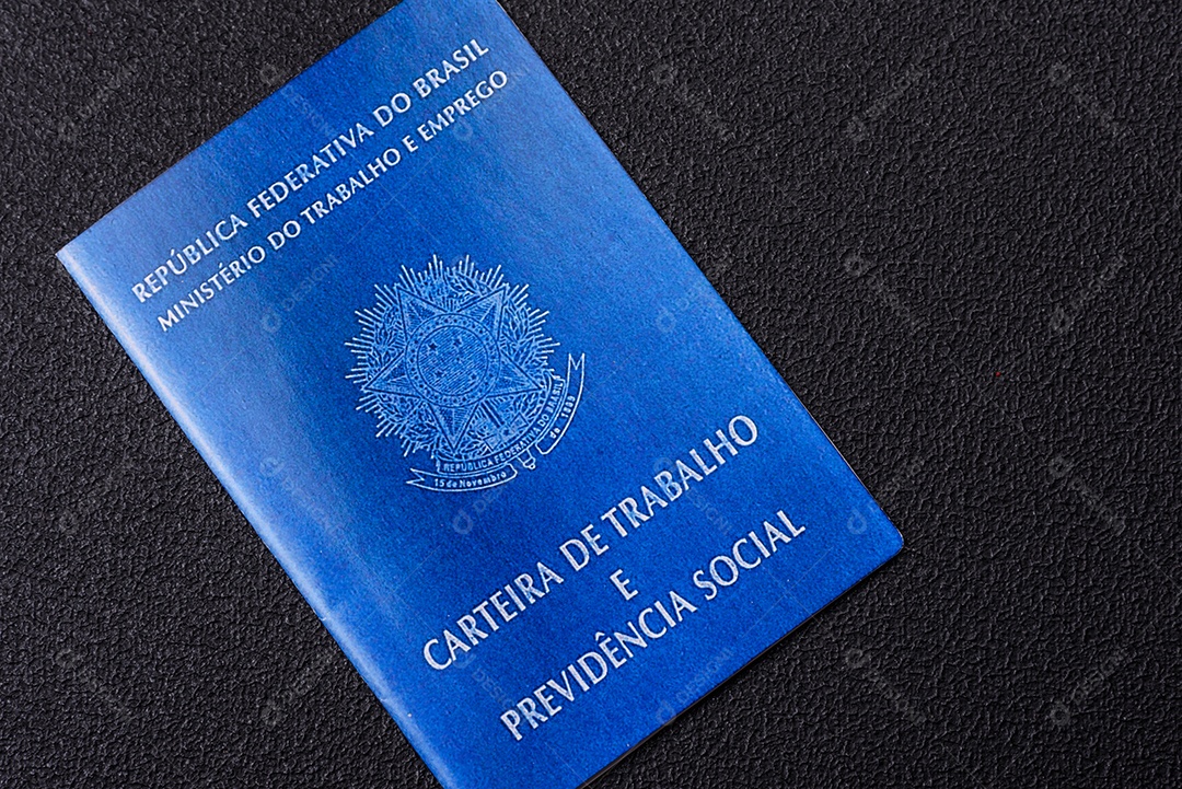 Passaporte internacional em papel físico de cidadão brasileiro sobre fundo escuro de concreto