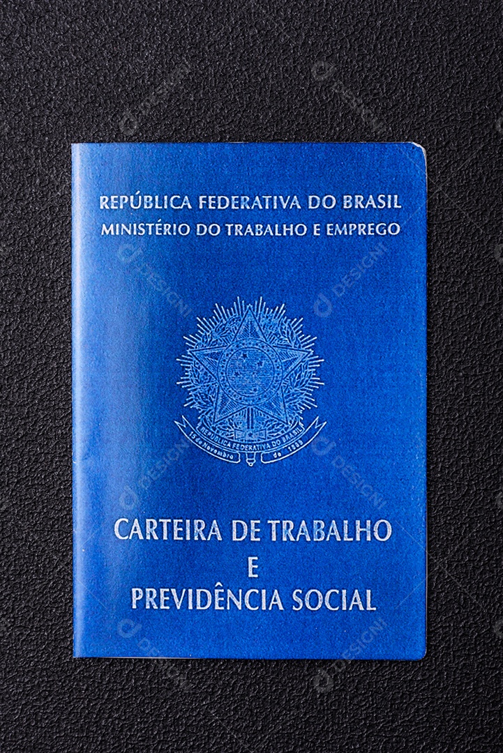 Passaporte internacional em papel físico de cidadão brasileiro sobre fundo escuro de concreto