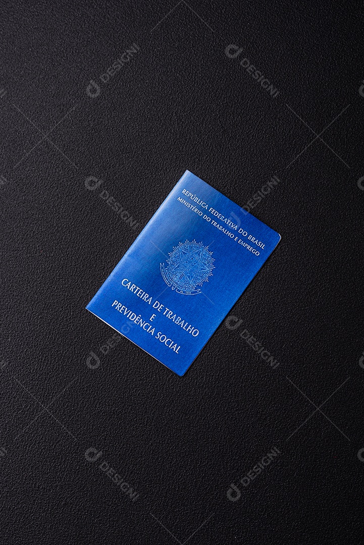 Passaporte internacional em papel físico de cidadão brasileiro sobre fundo escuro de concreto