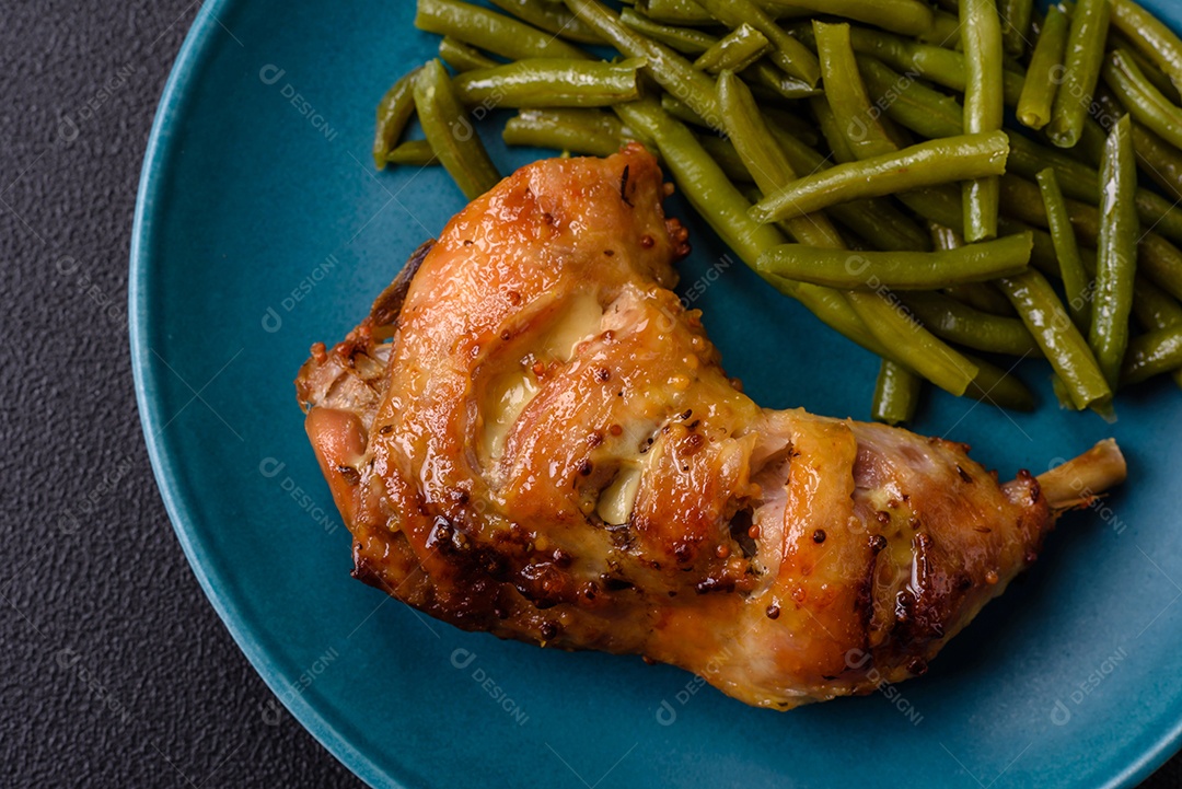 Vagens de feijão verde cozido com sal e especiarias sobre um fundo escuro de concreto