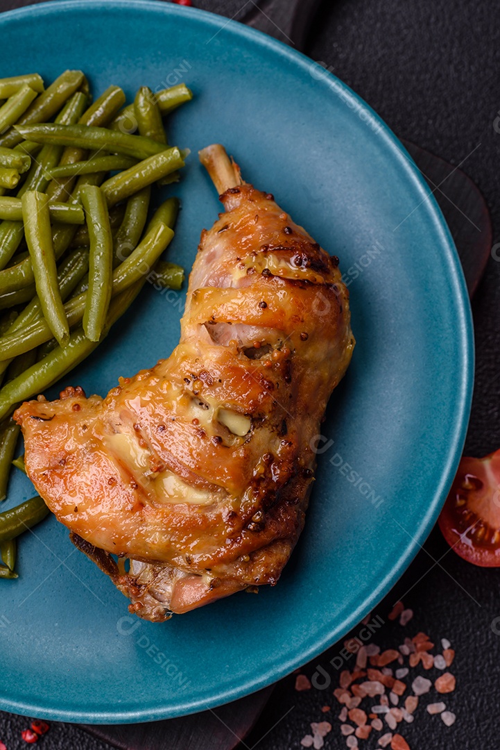 Vagens de feijão verde cozido com sal e especiarias sobre um fundo escuro de concreto